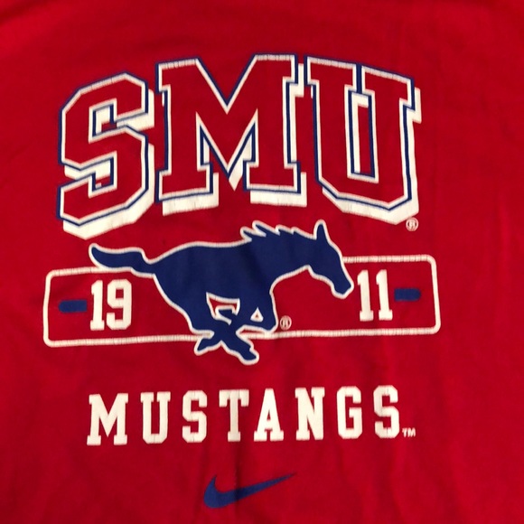 Nike Men’d Red SMU Mustangs Short Sleeve Tee - Picture 4 of 4